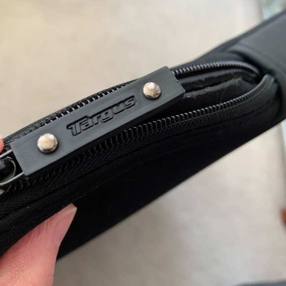 Gently used Targus Mickey Laptop Case - Picture 3 of 4
